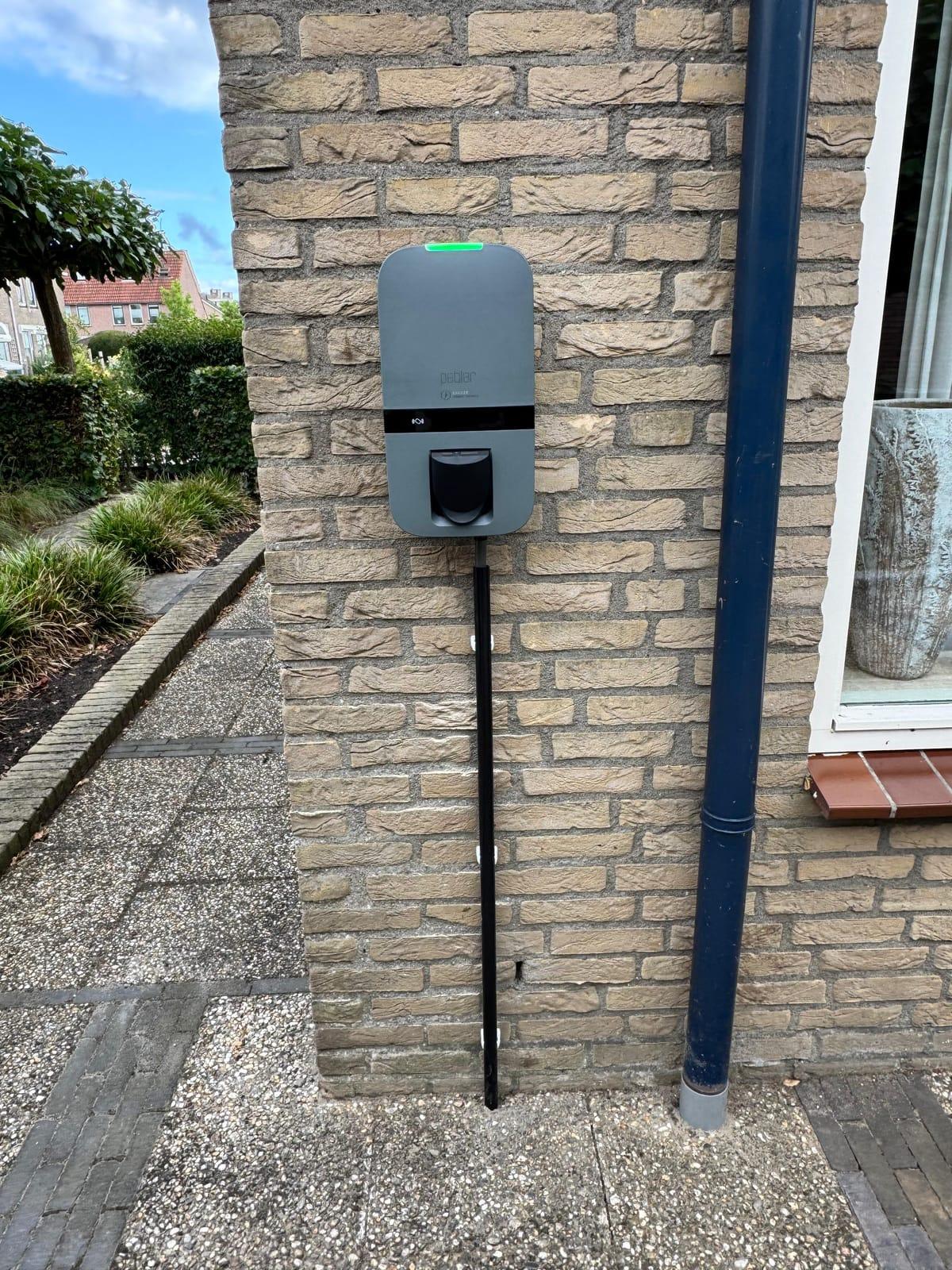 Peblar laadpaal aan de gevel