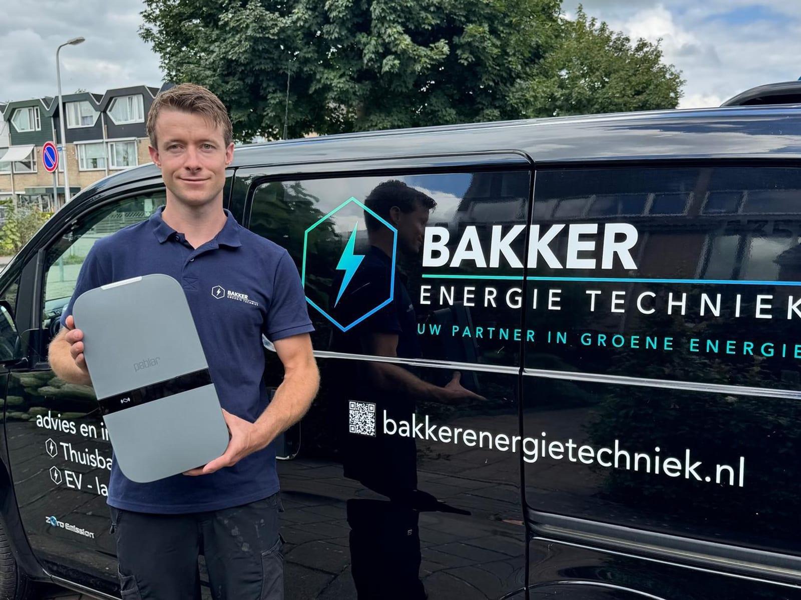 Monteur van Bakker Energie Techniek bij de bedrijfsbus