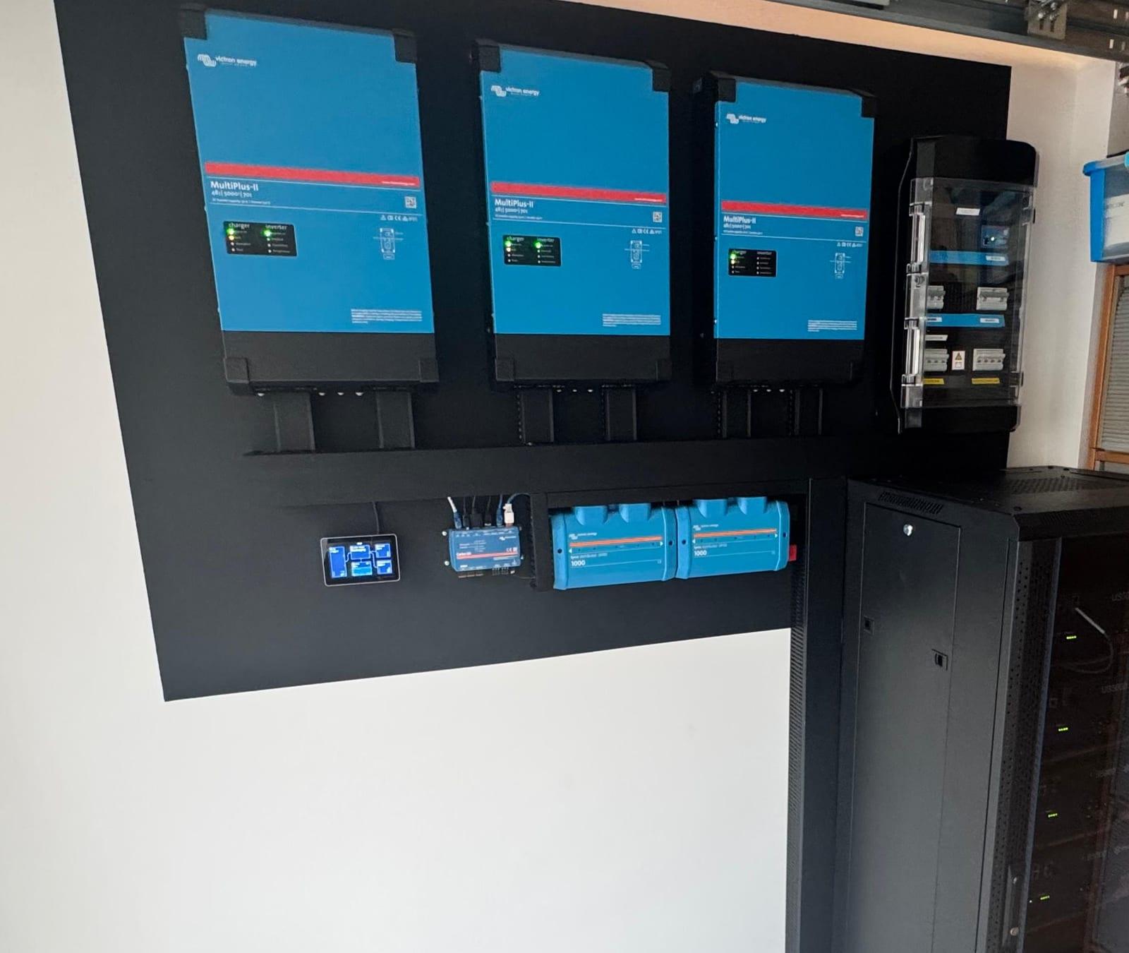 Opgeleverde thuisbatterij met drie Victron MultiPlus-II omvormers en een accurack